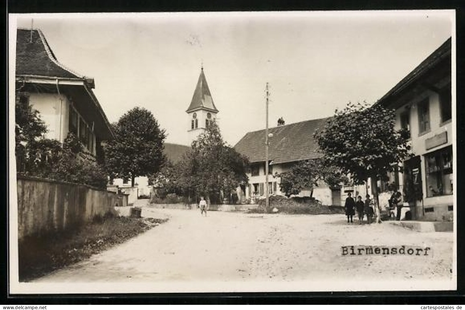 Foto-AK Birmensdorf, Strassenpartie mit Blick zur Kirche