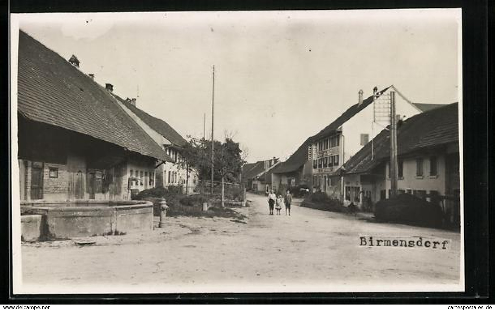 Foto-AK Birmensdorf, Strassenpartie mit Gasthaus und Brunnen
