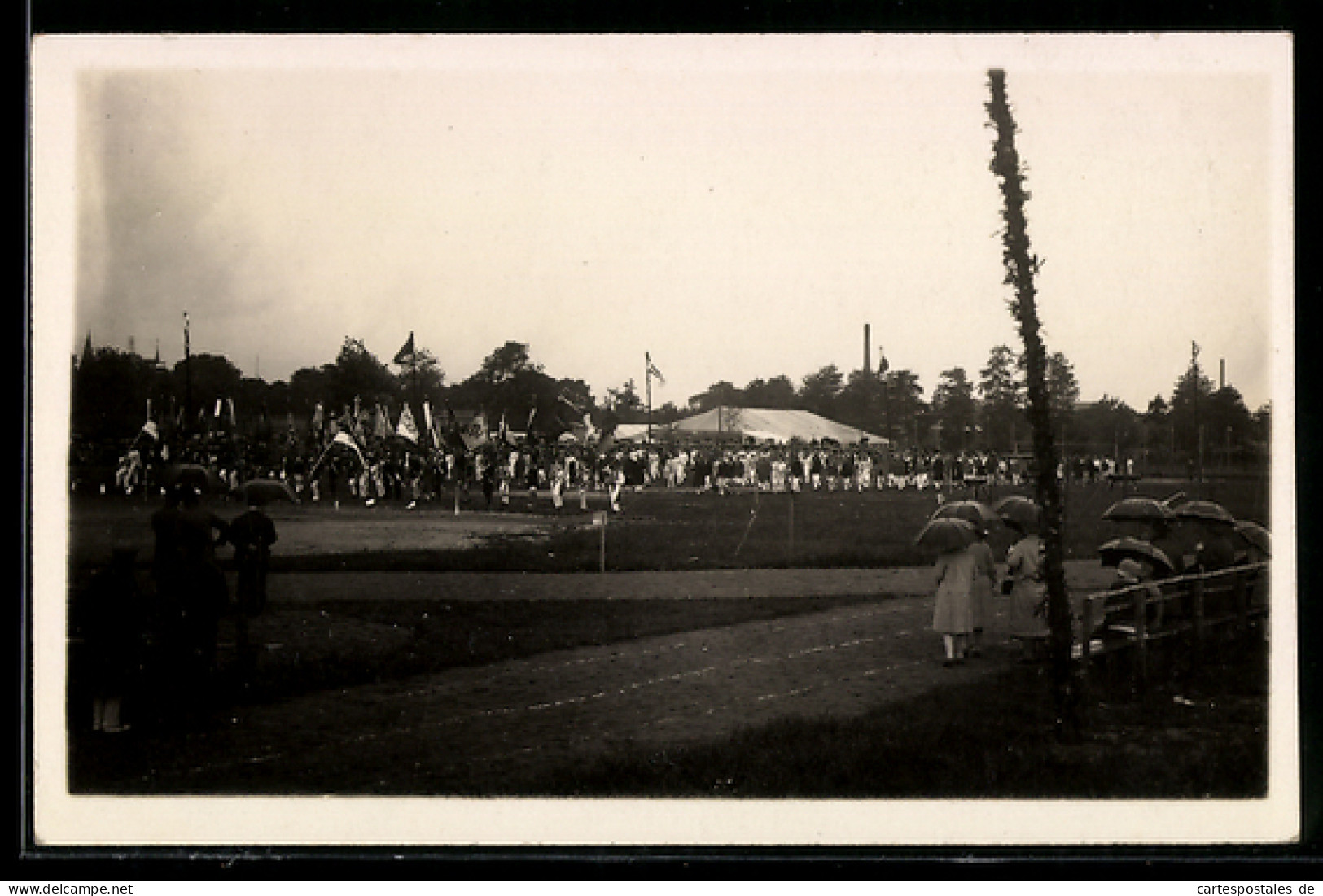 Foto-AK Bünde, Sportplatz bei Regen