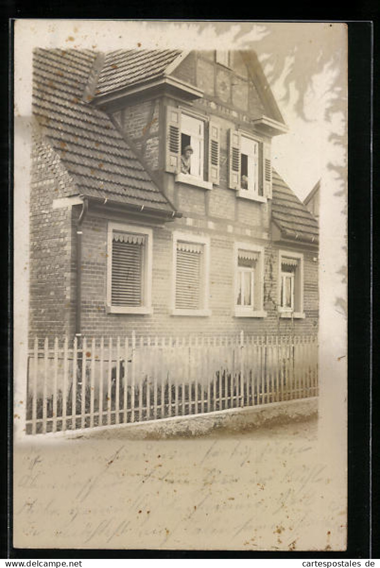 Foto-AK Eislingen /Fils, Bewohner schauen aus ihrem Haus