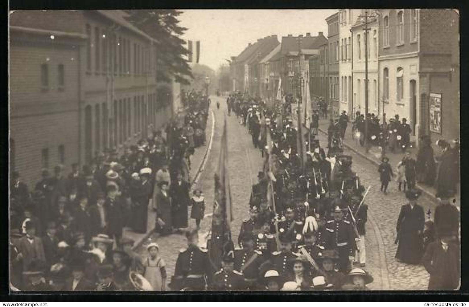 Foto-AK Grevesmühlen, Schützenzug 1913, Umzug mit Fahnen