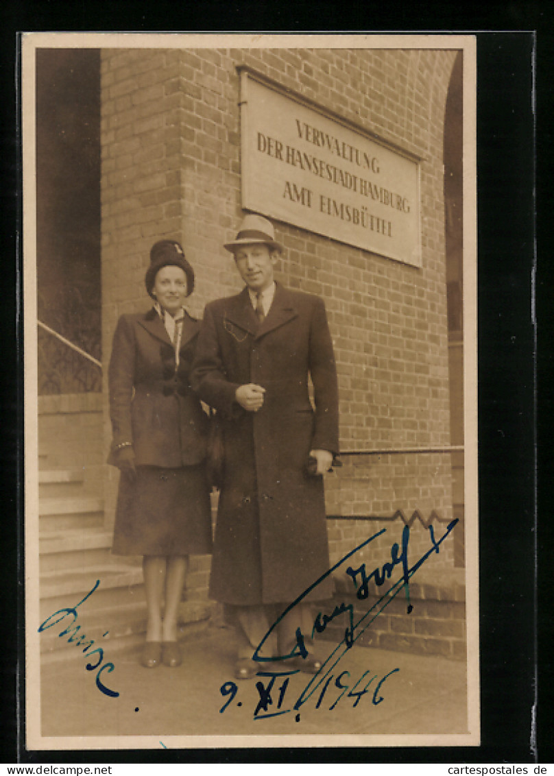 Foto-AK Hamburg-Eimsbüttel, Paar vor dem Verwaltungsamt Eimsbüttel