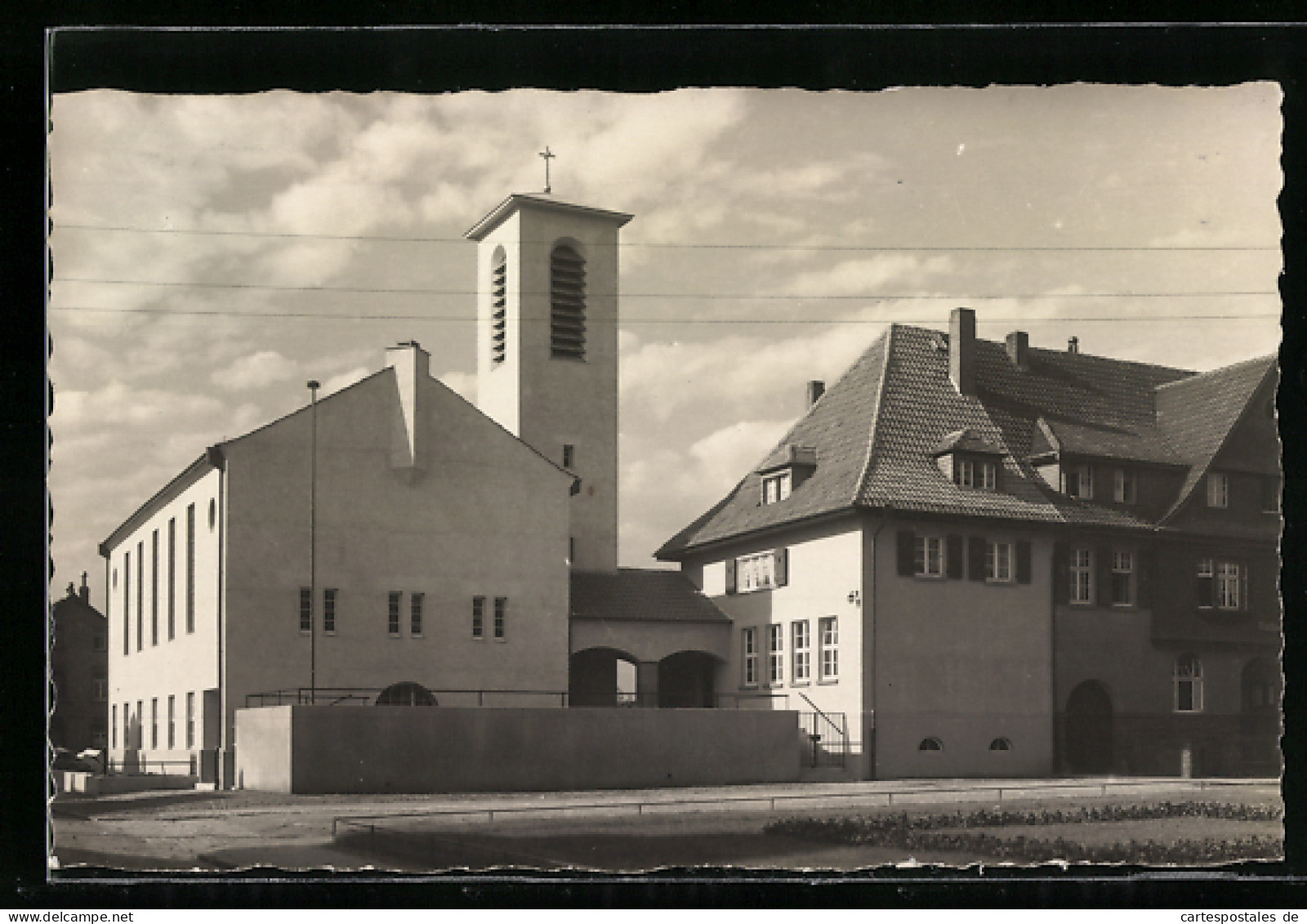 Foto-AK Hattersheim, Strassenpartie mit Kirche