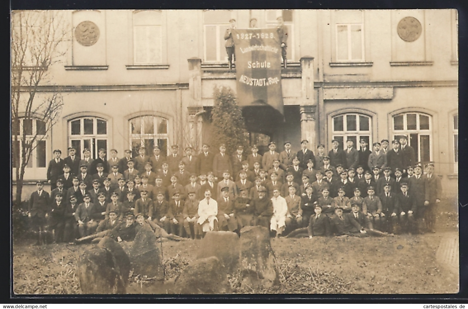 Foto-AK Neustadt am Rübenberge, Landwirtschaftliche Schule mit Versammlung des Jahrgangs 1927-1928