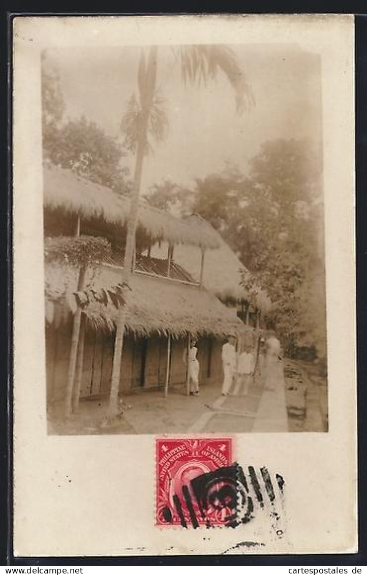 Foto-AK Philippinen, Traditionelles Haus mit westlichen Bewohnern