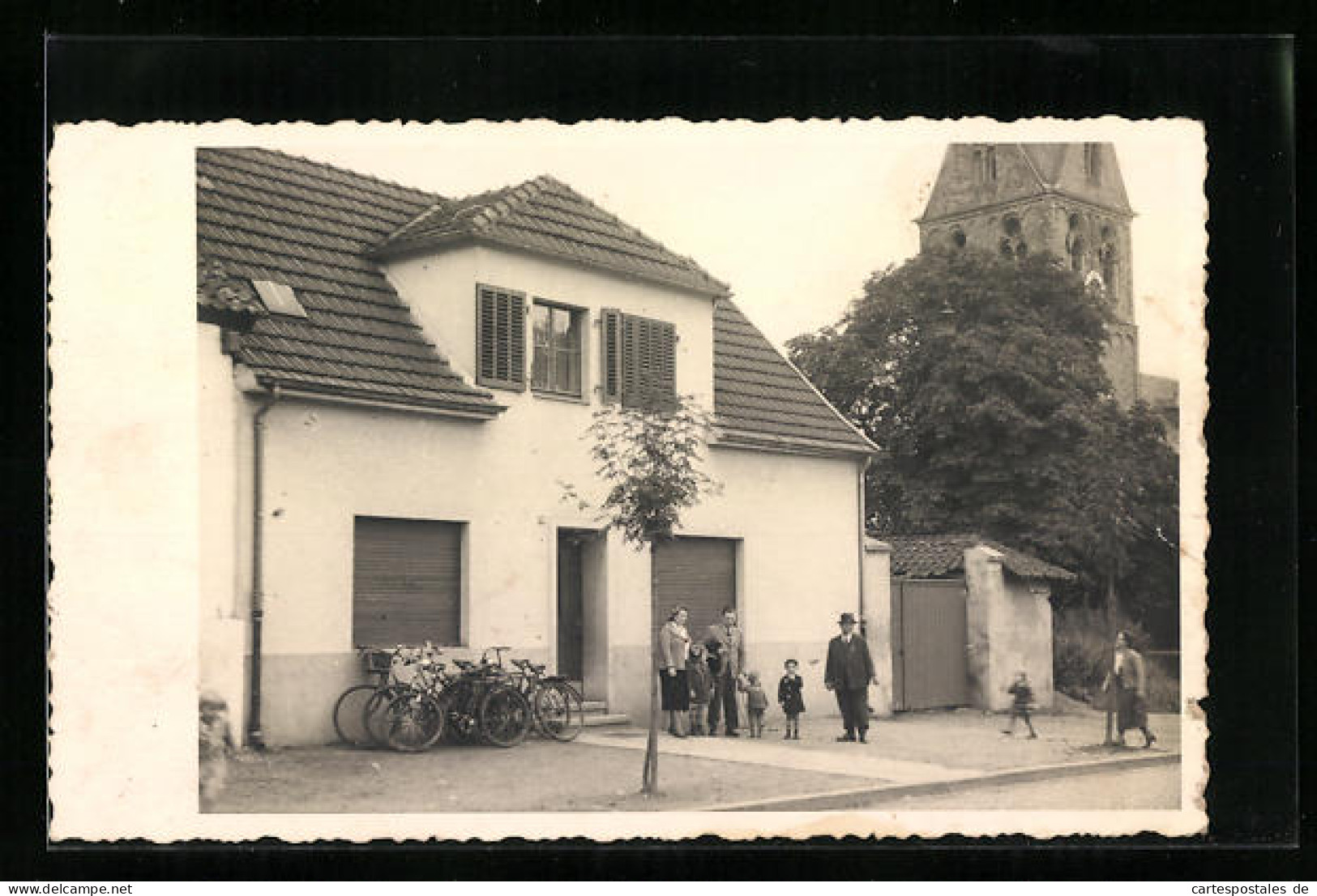 Foto-AK Pulheim, Familie Esser vor ihrem Haus am Paul-Decker-Platz, Blick zur Kirche