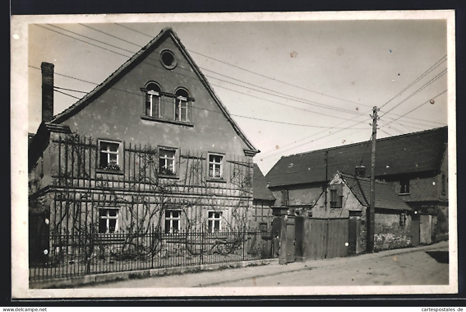 Foto-AK Rötha, Strassenpartie mit Wohnhaus