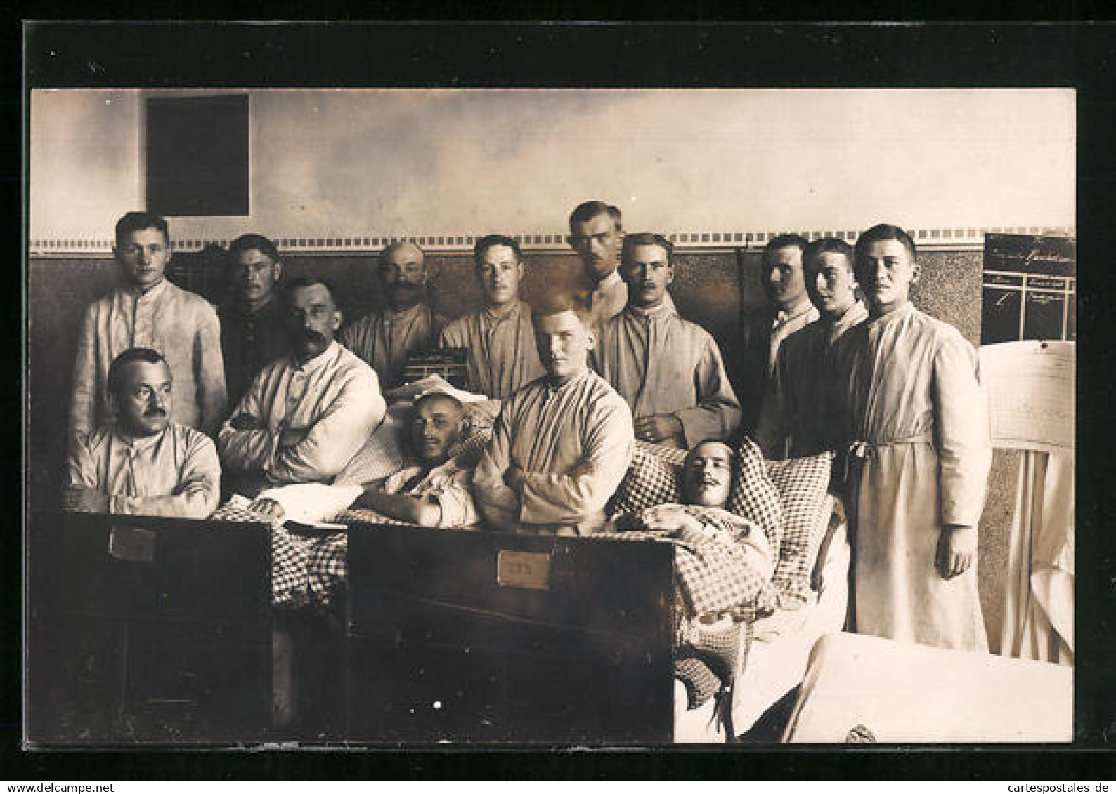 Foto-AK Schwenningen, Vereinslazarett Gartenschule 1917 - Patienten an und in Betten