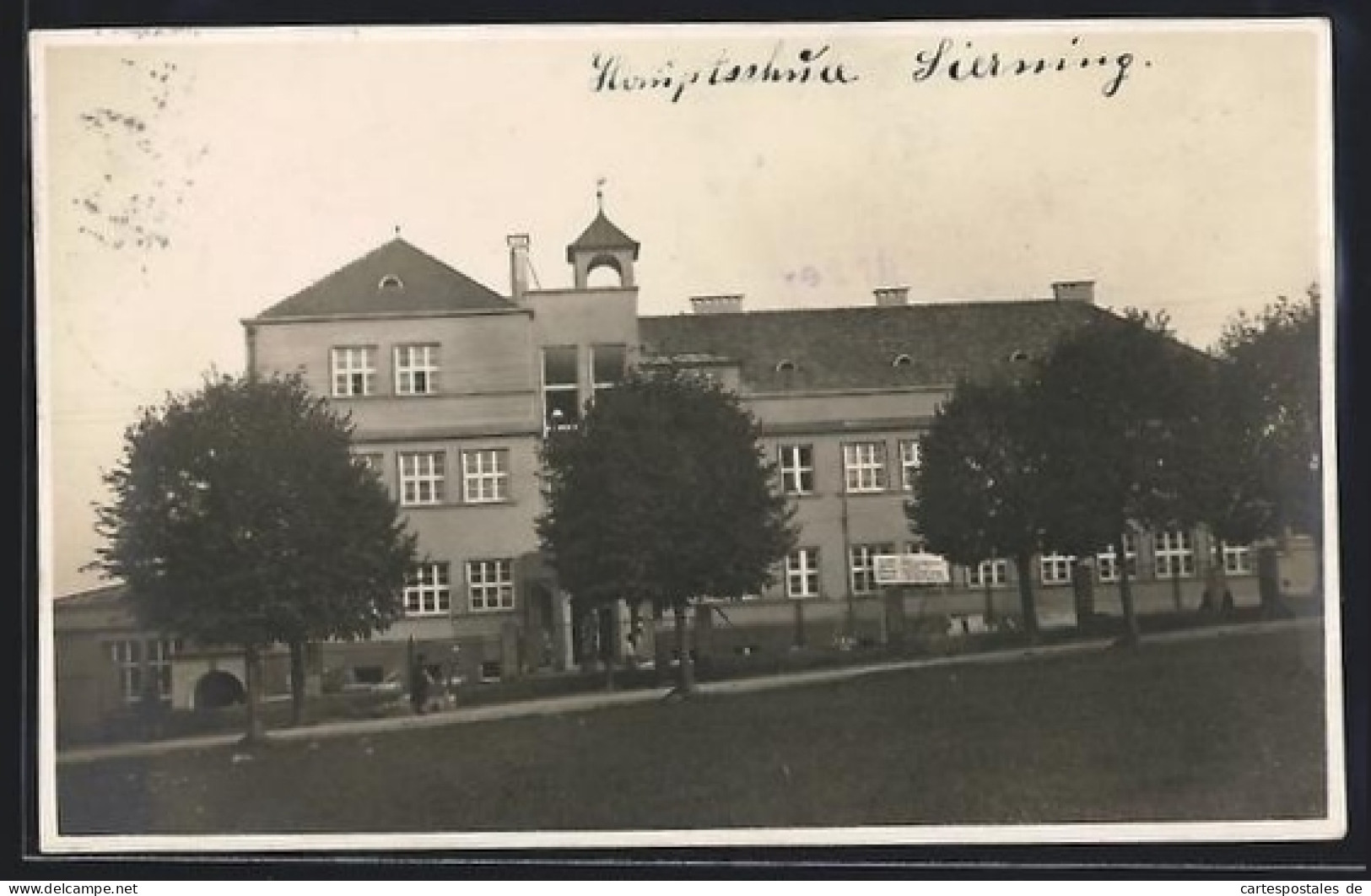 Foto-AK Sierning /O.-Oe., Hauptschule, Ansicht mit Bauschild