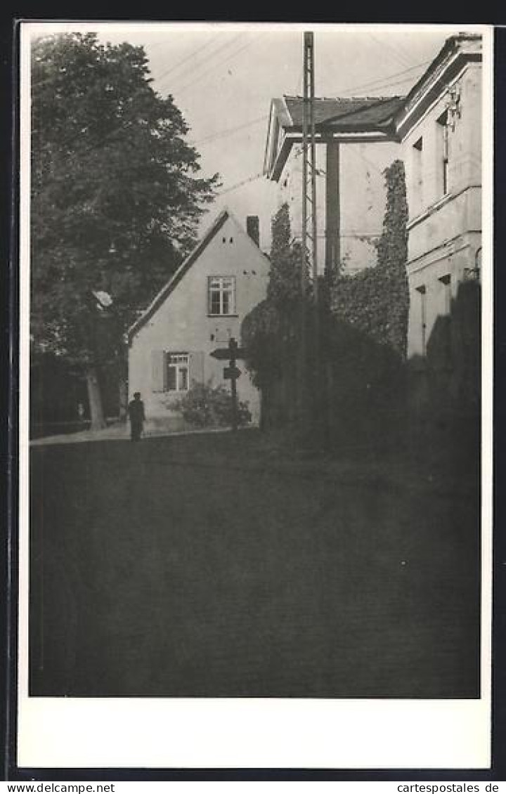 Foto-AK Zörbig, Strassenszene mit Wohnhaus und Kreuz