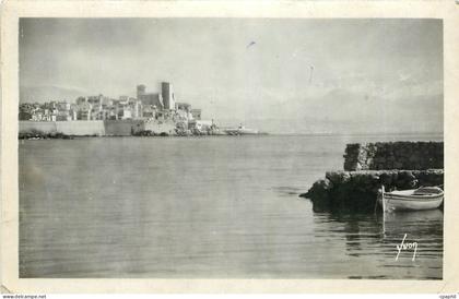 CPA Antibes Alpes Maritimes les remparts et la chaine des Alpes