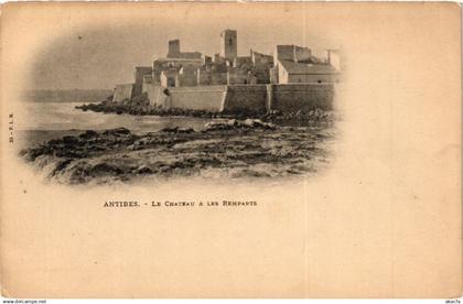 CPA ANTIBES Le Chateau et les Remparts (375502)
