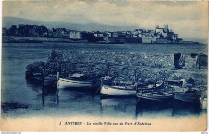CPA ANTIBES - La Vieille Ville vue du Port d'Aubeinon (639220)
