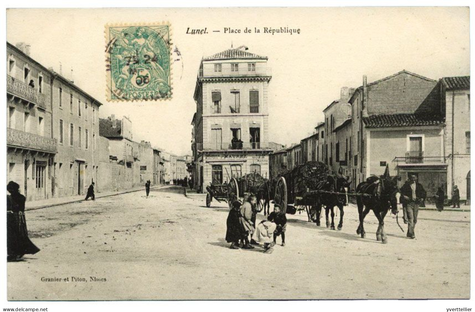 FRANCE carte postale ancienne Lunel, place de la république. Vue avec Attelage.