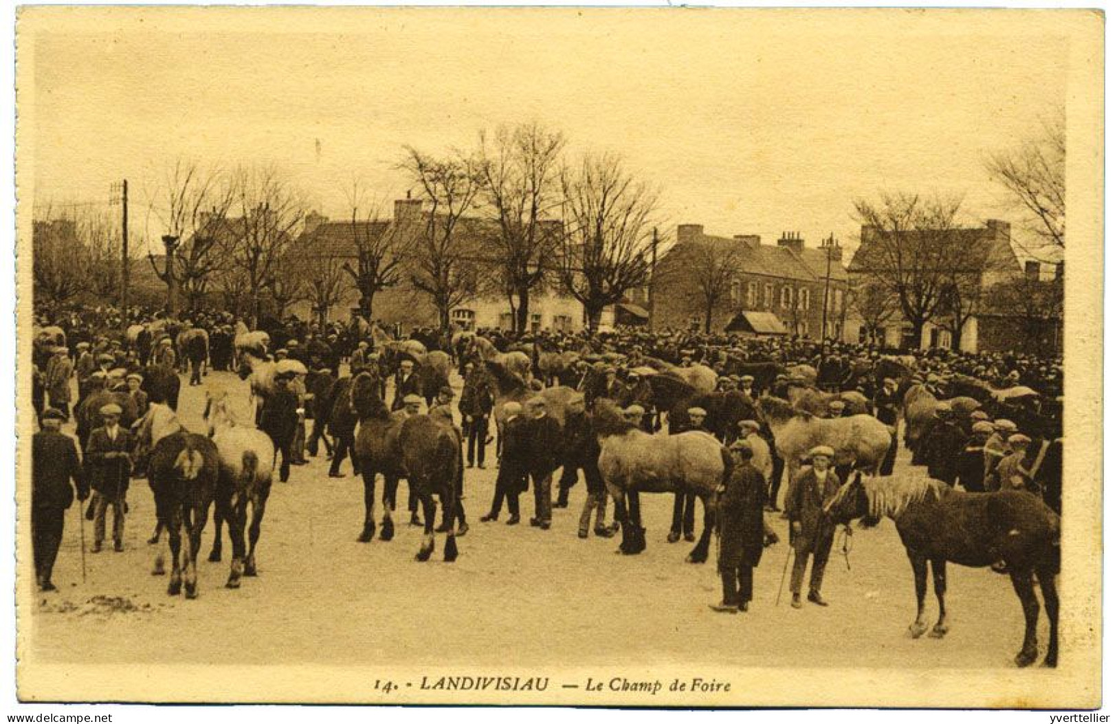 FRANCE Carte postale Landivisiau, le Champs de Foire, animation.