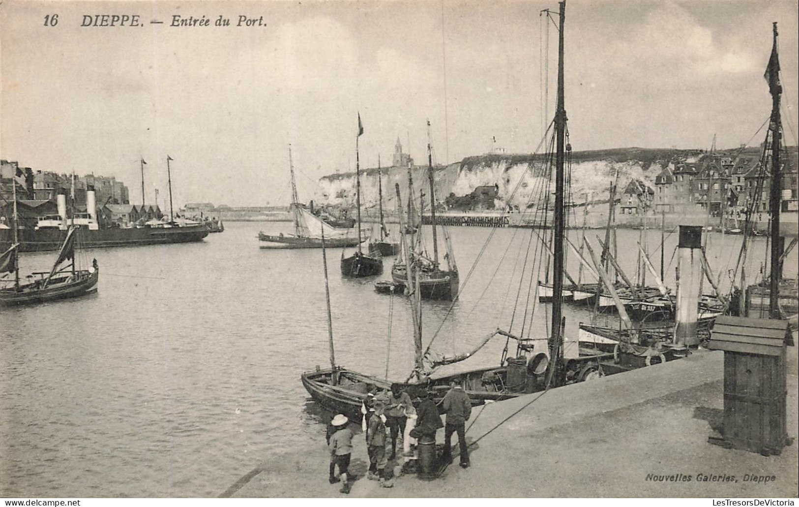 FRANCE - Dieppe - Entrée - Port - Bateau - Transport - Quai - Falaise - animé - Carte postale ancienne