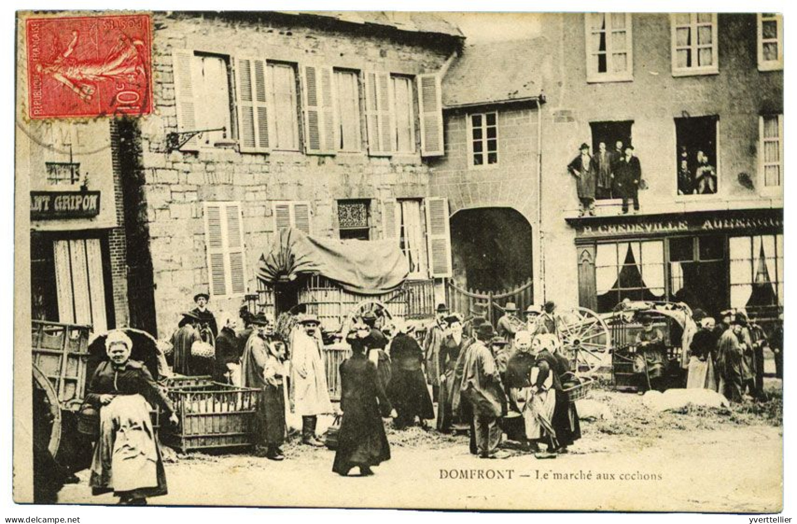 FRANCE Domfront, le marché aux cochons.