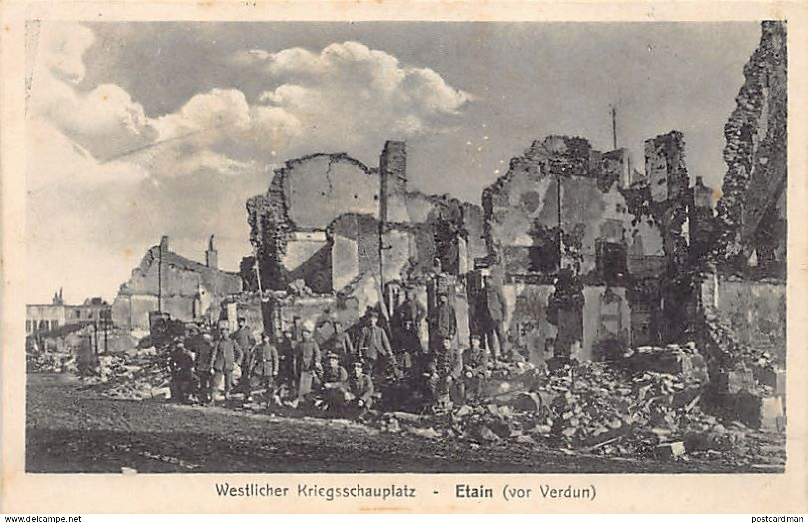 France - ETAIN (55) 1915 Soldats devant Etain en ruine