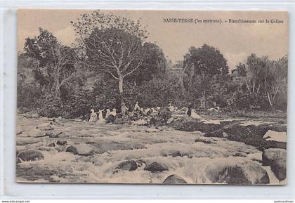 Guadeloupe - BASSE-TERRE (les environs) - Blanchisseuses sur le Galion - Ed. Phos