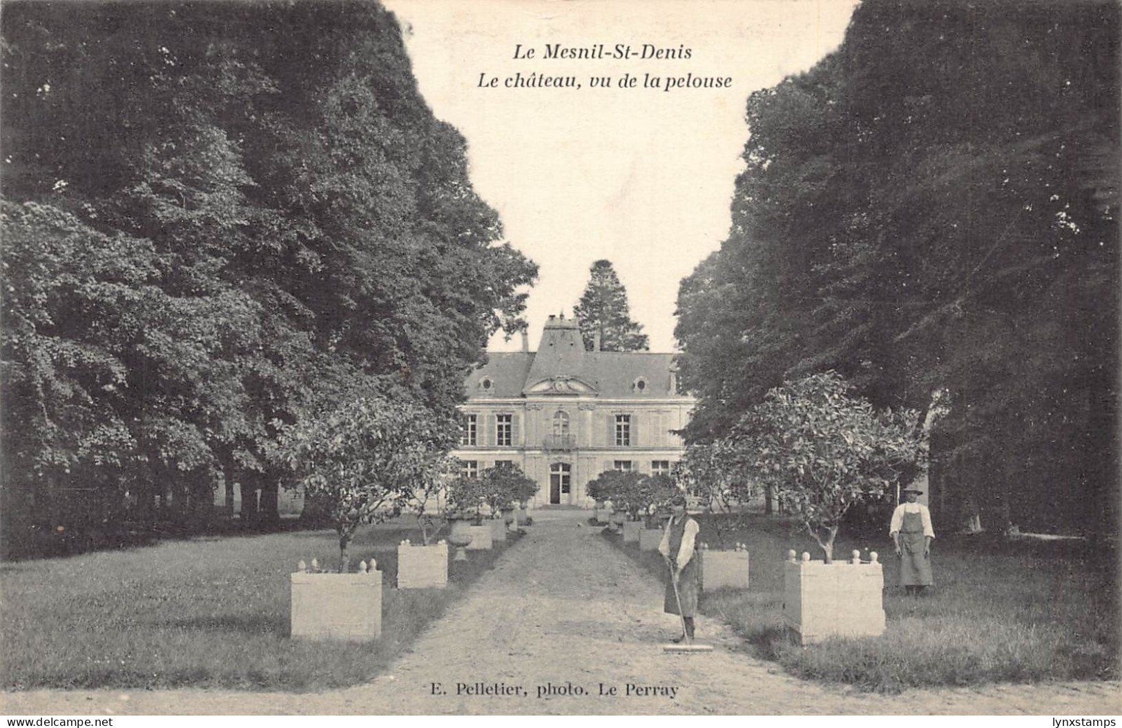 France Le Mesnil Saint Denis Le Chateau vu de la pelouse vintage postcard