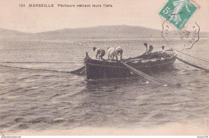 13 / MARSEILLE / EDITEUR BERNARD 124 / PECHEURS RETIRANT LEURS FILETS