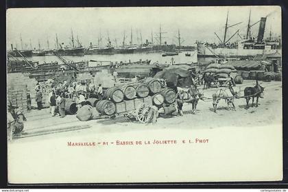 CPA Marseille, Bassin de la Joliette avec chargement de marchandises et navires en arrière-plan