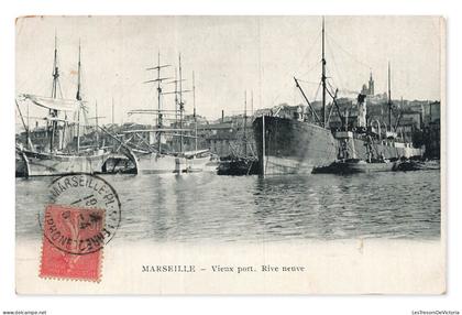 Marseille – Vieux port, Rive neuve – bateaux dans la zone portuaire – France