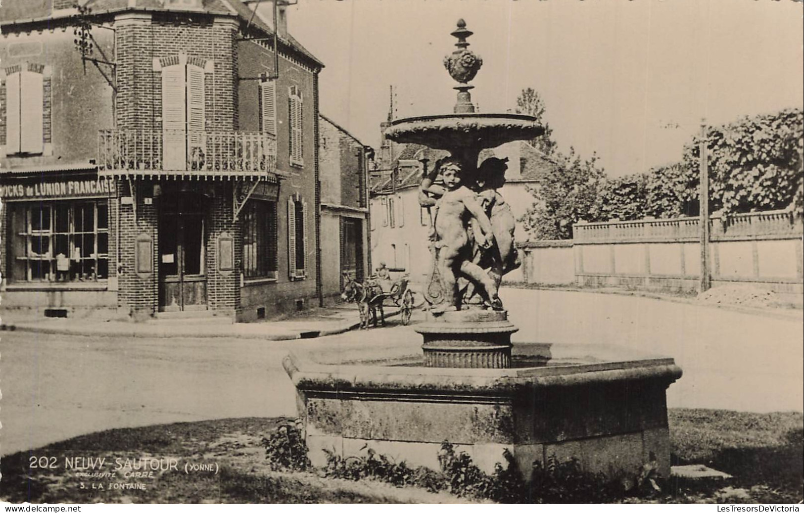 FRANCE - Neuvy Sautour - Fontaine - Statues - Boutique - Calèche - CP