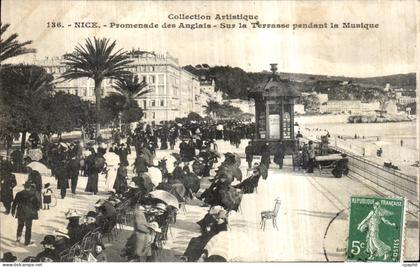 CPA Nice Promenade des Anglais Sur la Terrasse pendant la Musique