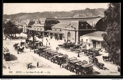 CPA Nice, la Gare P.-L.-M., automobiles et attelages vor dem La Gare