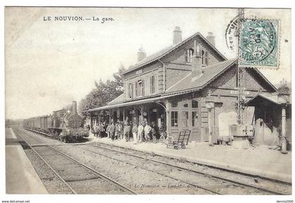 LE NOUVION (02) - Le Nouvion-en-Thiérache - La Gare - TRAIN EN MARCHE - Ed. Imp. Catrin, Le Nouvion