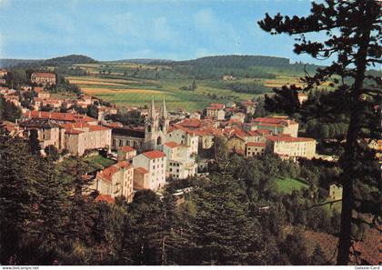 7 LA LOUVESC LA VILLE DANS SON CADRE BOISE