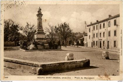 Bourg Saint-Andeol, Place du Monument