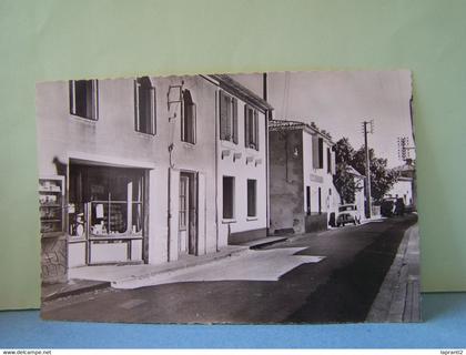 L'EGUILLE-SUR-SEUDRE (CHARENTE MARITIME= LES COMMERCES. LES MAGASINS. LES VOITURES. GRANDE RUE.