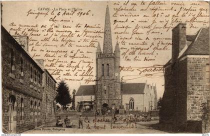 CPA Cavan - La Place et Église (630325)