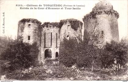 CPA Chateau de Tonquedec Vue genevale des Ruines Tonquedec Entree de la Cour d Honneur et Tour Isolee