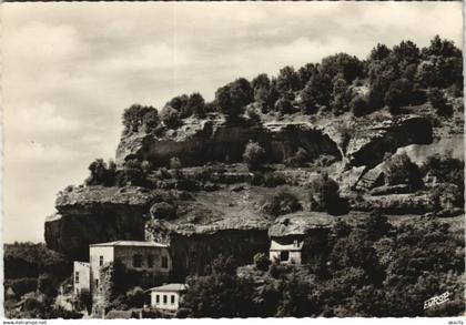 CPM Les Eyzies - Les Falaises et le Musee (1082457)