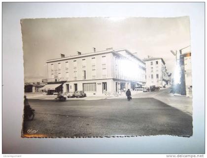 2ioj - CPSM N°121 - BOURG DE PEAGE - place Doumer -  [26] Drôme