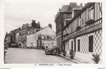 D27 - BRIONNE < VUE ANIMEE DE LA PLACE FREMONT