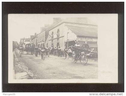 35 argentré du plessis carte photo fête  boulevard du général leclerc , cachet à sec H. BONNEL à vitré