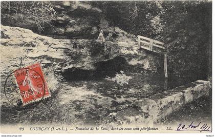 Courçay - Fontaine de la Doué, dont les eaux sont pétrifiantes