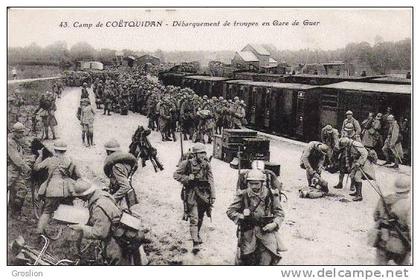 CAMP DE COTQUIDAN 43 DEBARQUEMENT DES TROUPES EN GARE DE GUER (MILITAIRES SORTANT DU TRAIN BELLE ANIMATION)