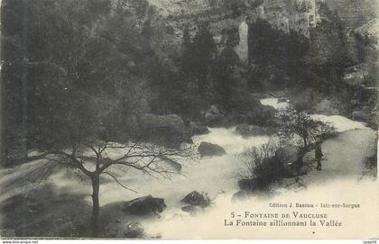 CPA Fontaine de Vaucluse La Fontaine sillionnant la Vallee