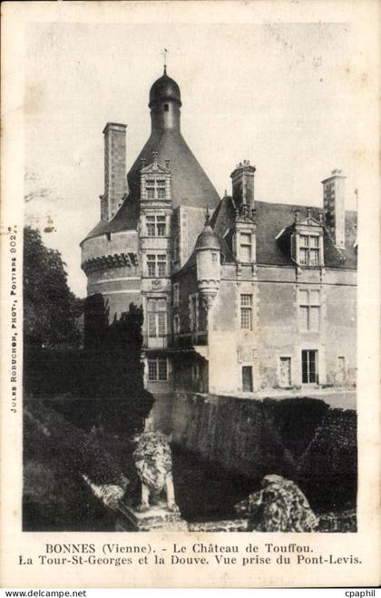 Bonnes CPA le chateau de Touffou La tour St Georges et la Douve Vue prise du pont levis