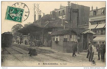 - ref K 481 - hauts de seine - bois colombes - la gare - ligne de chemin de fer - train - carte bon etat -