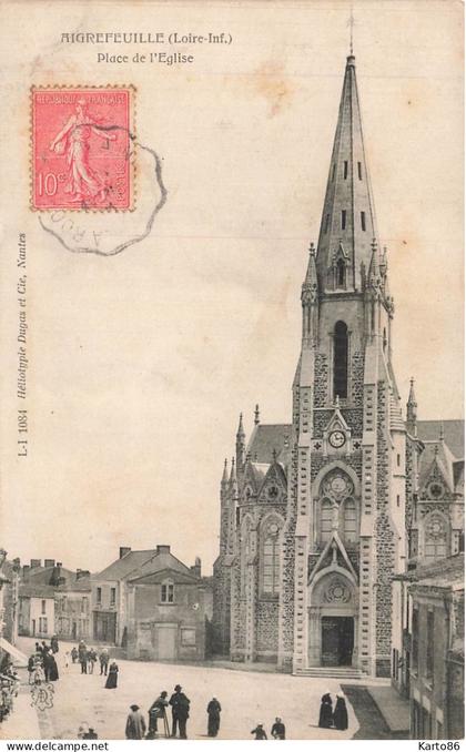 aigrefeuille sur maine * la place de l'église du village