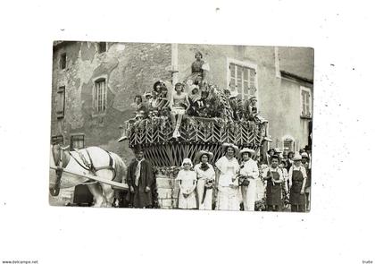 AIGUEPERSE UN JOUR DE FETE "  UN CHAR " ( CARTE PHOTO )