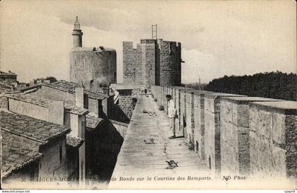 CPA Aigues Mortes Chemin de ronde sur la Courtine des remparts