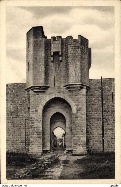 CPA Aigues Mortes Porte des Cordeliers