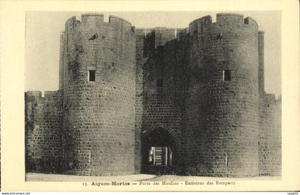 CPA Aigues Mortes Porte des Monlins Exterieur des Remparts